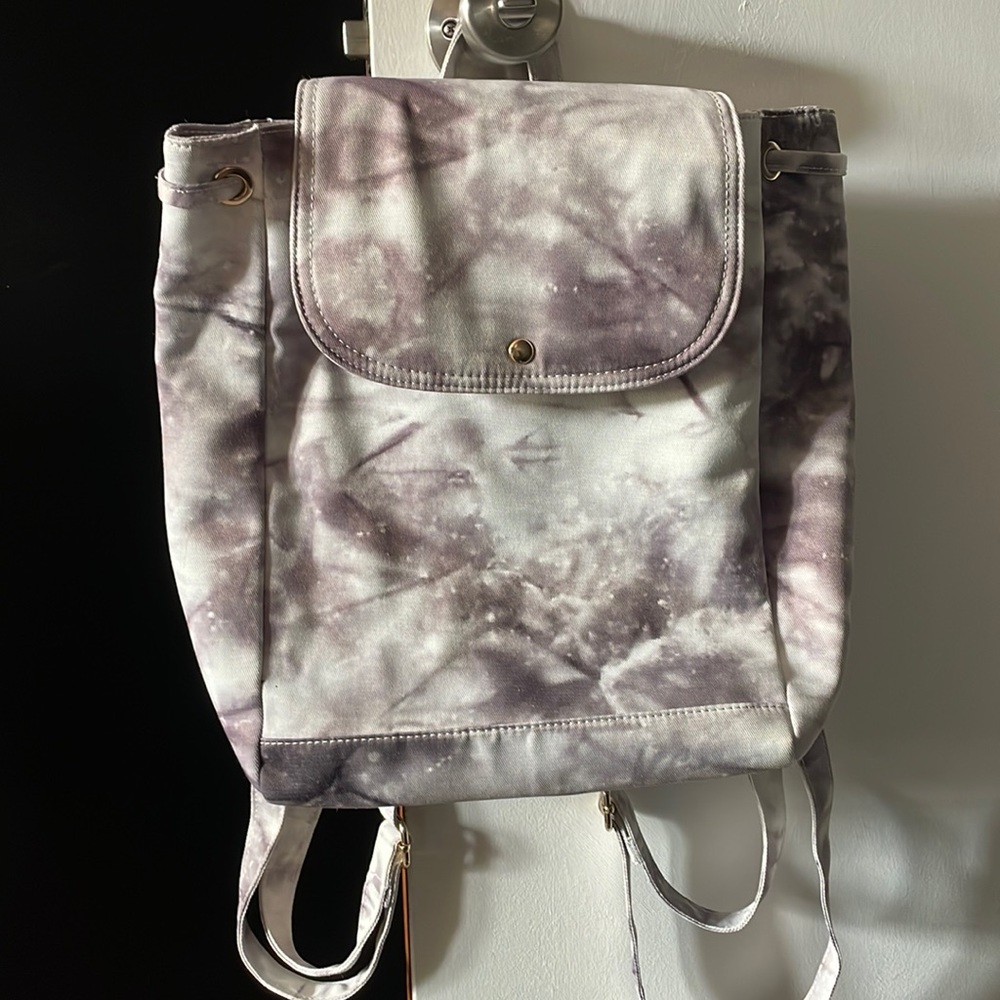 Gray tie dye backpack with drawstrings.